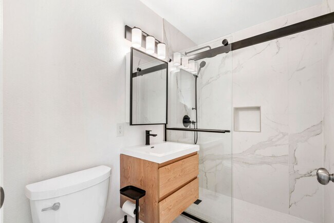 Building Photo - Move-In Ready Gem with Convenient Location