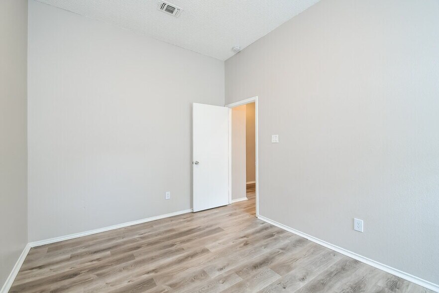 Building Photo - 416 Deauville Dr