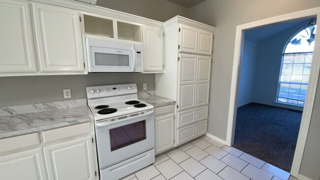 Building Photo - Well-maintained 3-bedroom, 2-bath home in ...