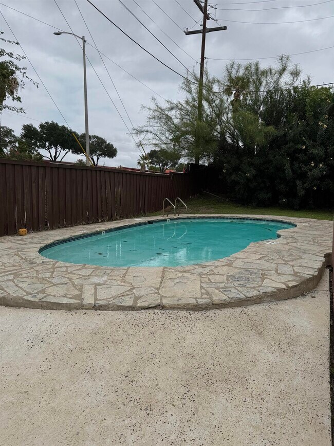Building Photo - 203 Martingale
