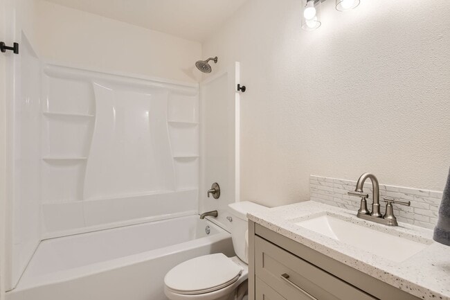 Building Photo - Adorable House in South Austin!