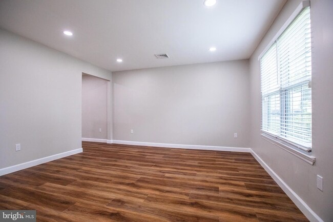 Building Photo - 6233 Magnolia Ave