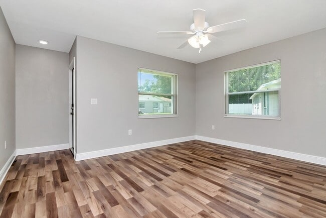 Building Photo - Beautifully Updated 3/2 in Bradenton — Up to One Month Free!