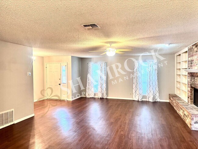 Building Photo - 3206 Creekwood Cir
