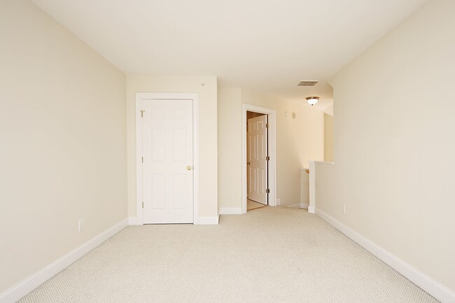 Building Photo - Sunlit Condo With Easy Access to Rt 29
