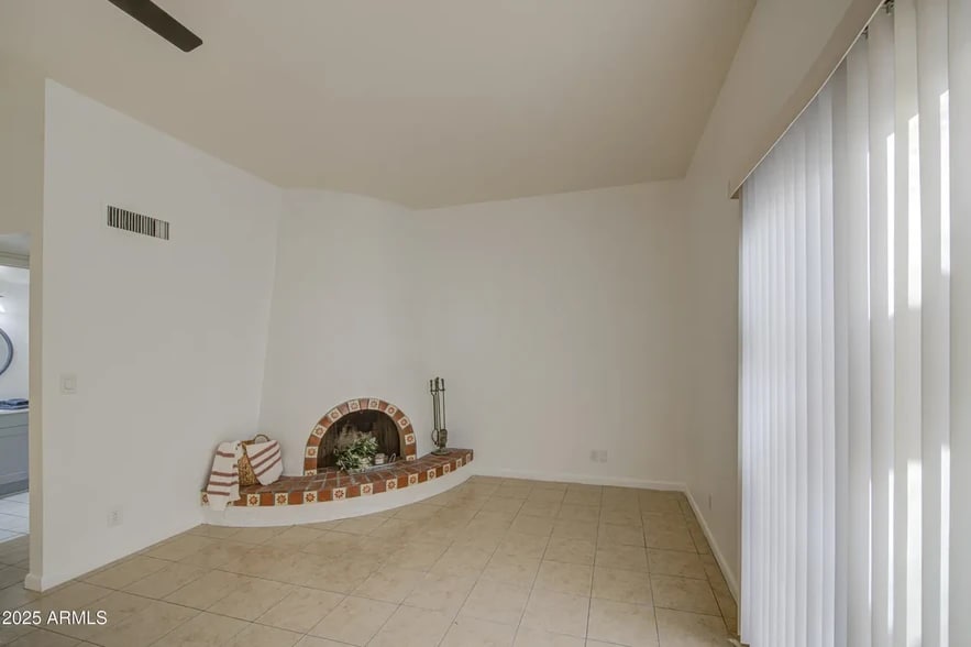 wood burning firepl. - 712 S Lebanon Ln