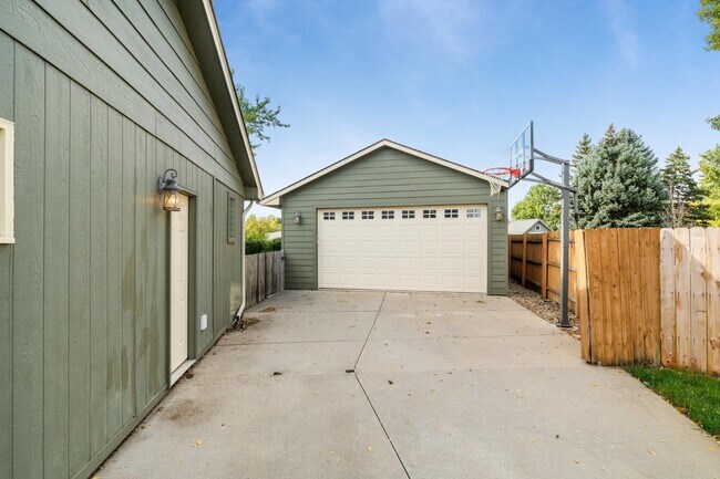 Building Photo - 2412 S Sheffield Cir