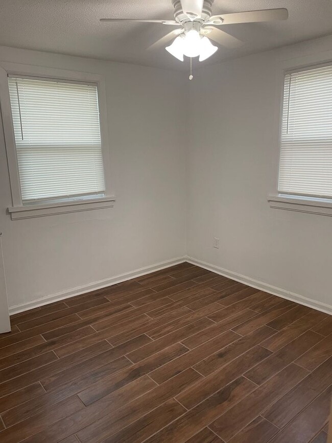Building Photo - Well Maintained 2 Bedroom