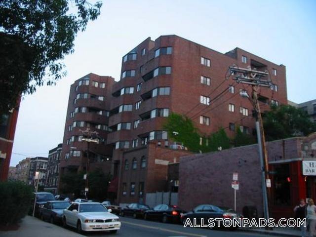 Building Photo - 147 Kelton St