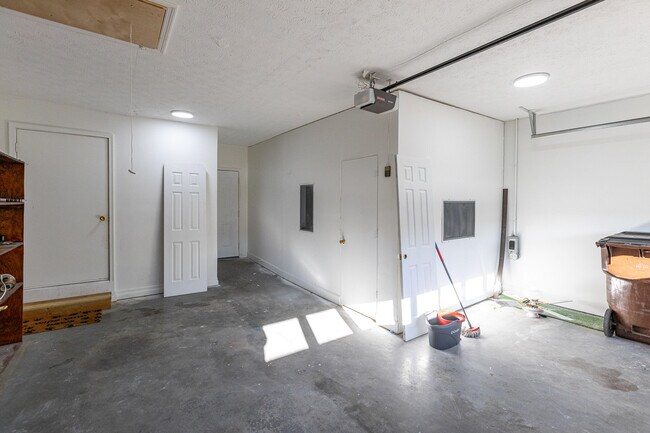 Building Photo - 645 Carver Rd
