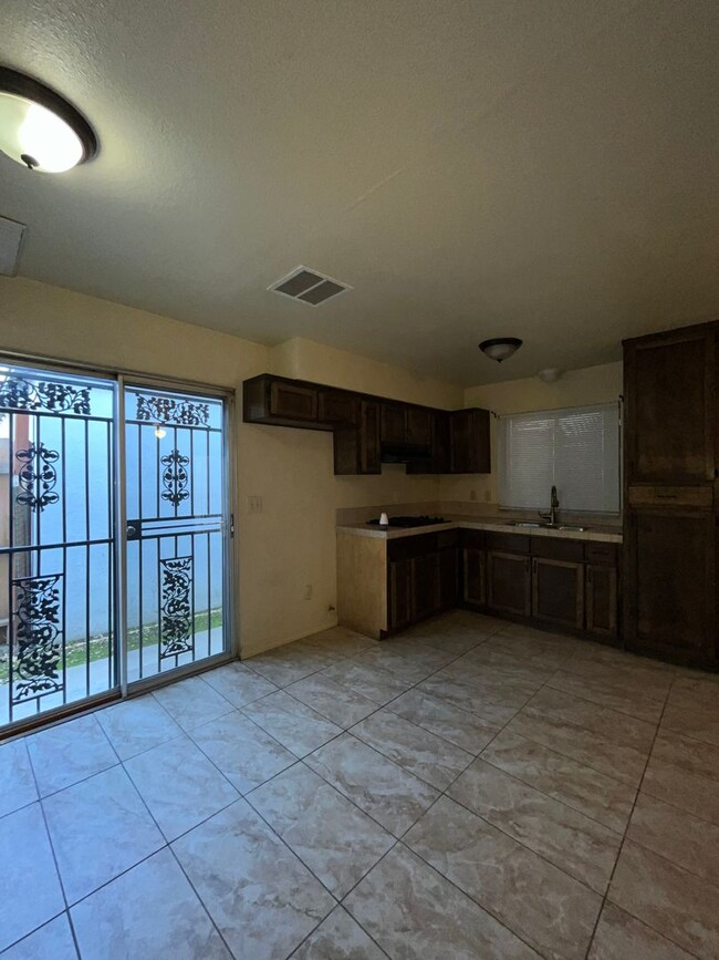 Building Photo - 3182