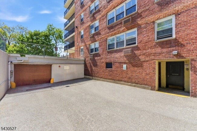 Building Photo - 415 Claremont Ave