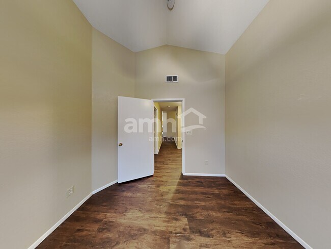 Building Photo - 9915 E Paseo Juan Tabo