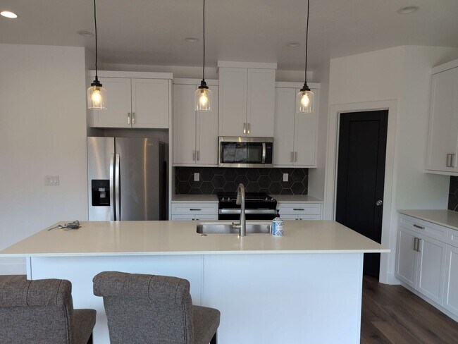 Building Photo - Modern Comfort in a Beautiful 3-Bedroom Home