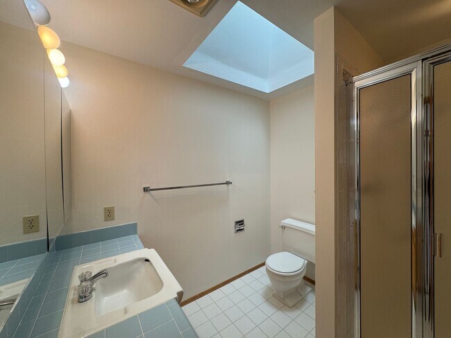 Building Photo - Stunning Three Bedroom With Amazing Views!