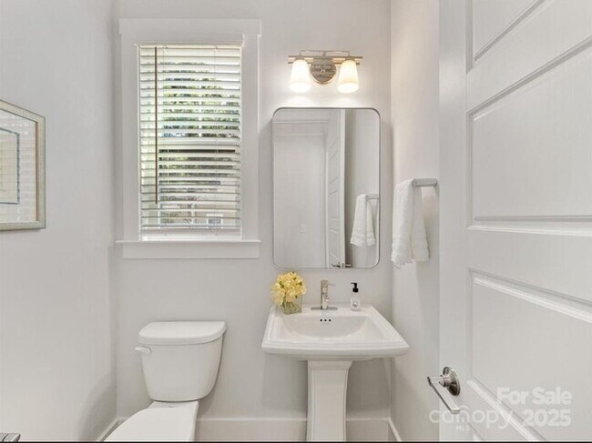 Building Photo - A cozy and spacious 4-bedroom, 5-bath home...
