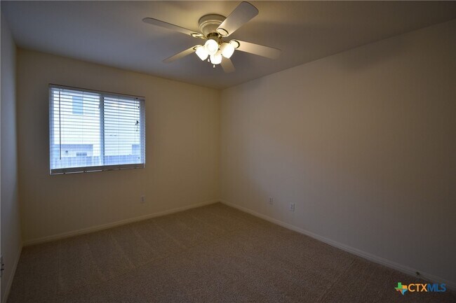 Building Photo - 2215 Dry Creek Dr