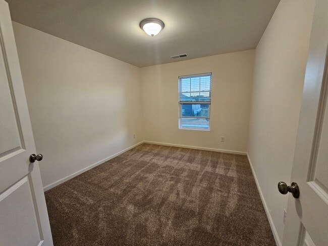 Building Photo - BeautifulTownhome in North Charlotte