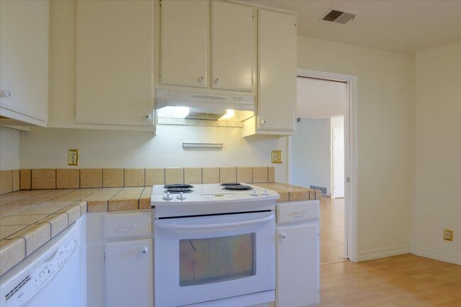 Building Photo - Great Home in Secure Complex