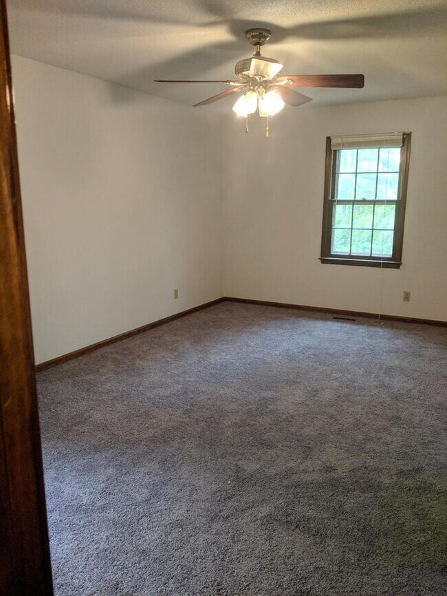 Building Photo - 144 Fern Forest Dr