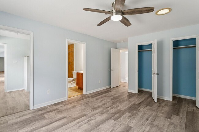 Building Photo - Updated Large Home with Private In-Law Suite Near Gloucester Main Street