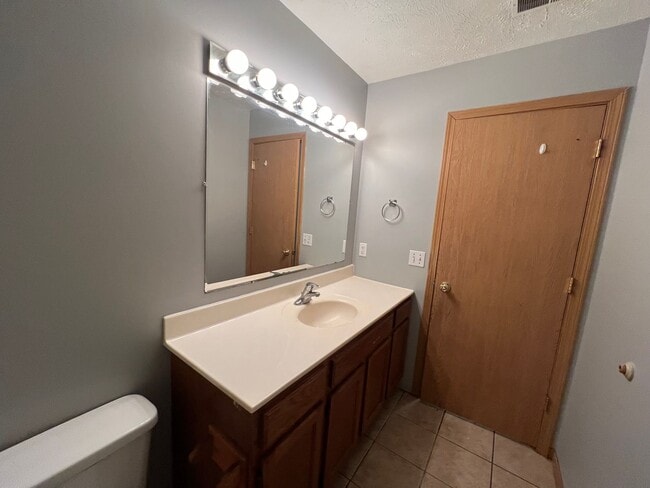 Building Photo - 105 W B St