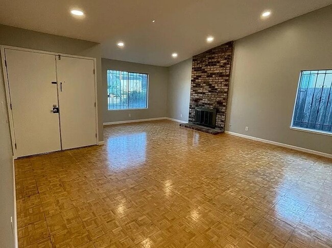 Building Photo - 116 Evelyn Cir