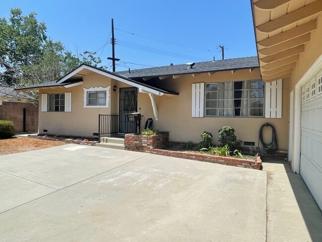 Building Photo - Charming Granada Hills Home