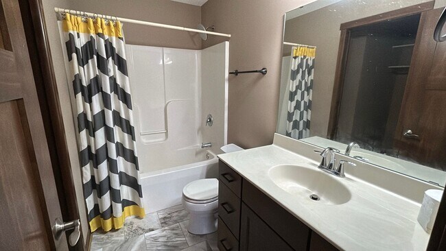 Building Photo - Beautiful and Spacious 4 Bedroom 3 Bath Av...