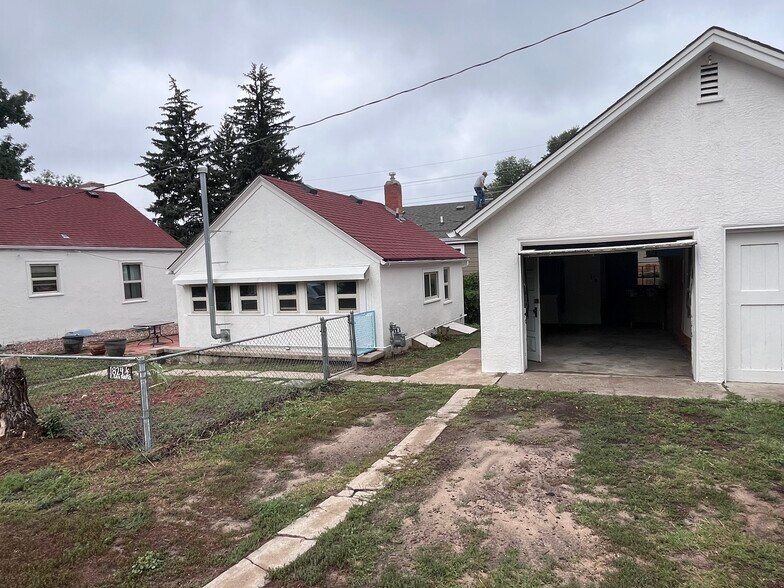 Garage - 1824 E San Rafael St