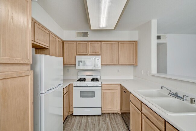 Building Photo - Great 2 bedroom 2 bathroom upstairs condo!