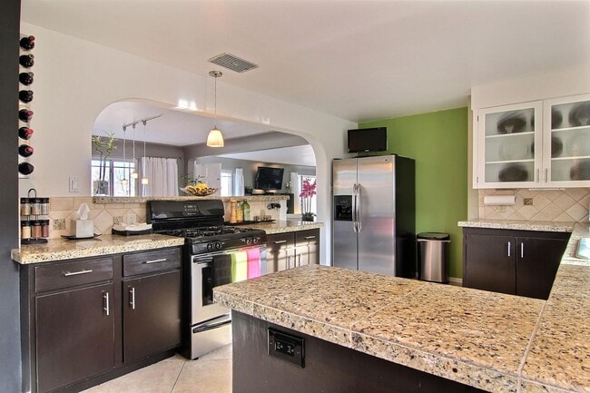 Building Photo - 303 Aliso Dr SE
