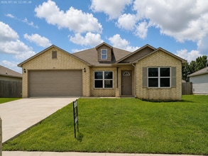 Building Photo - 4 Bed / 2 Bath with garage!!