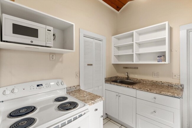 Building Photo - Unfurnished Studio!