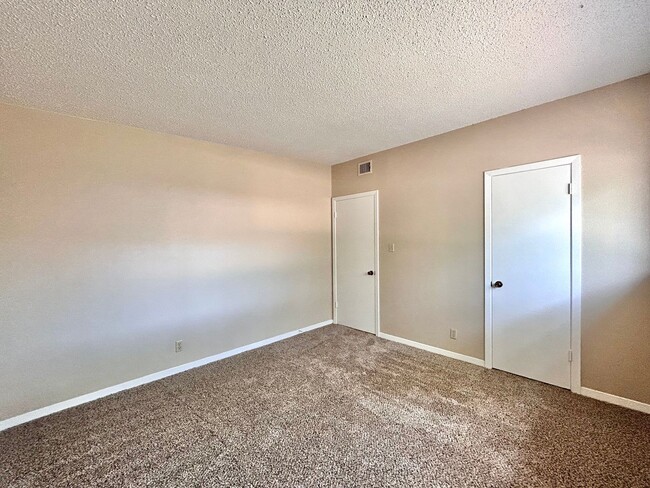 Building Photo - Bright and Spacious Single-Level Living in...