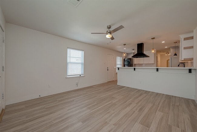 Building Photo - 915 Adele St