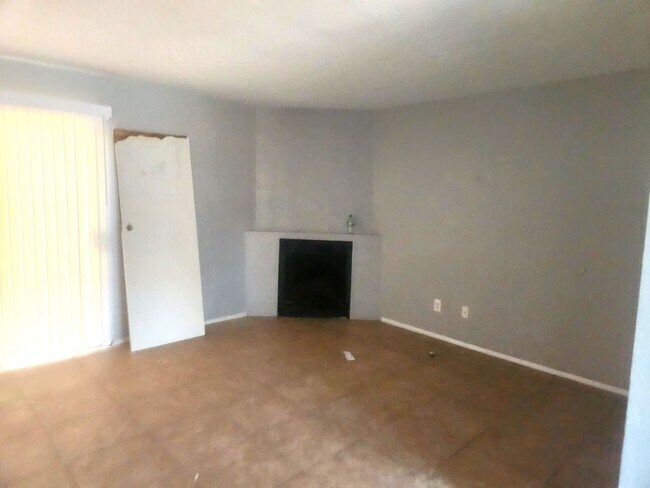 Building Photo - 2 bed 2 bath condo