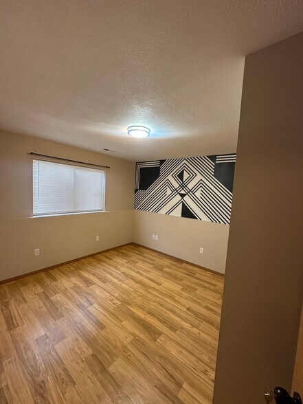 Building Photo - 1517 E Calkins Dr