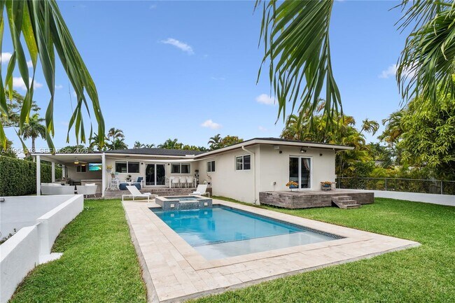 Building Photo - 13801 S Biscayne River Dr