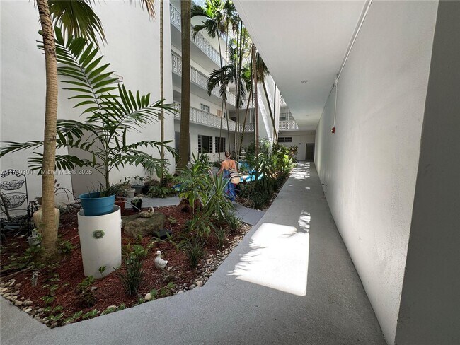 Building Photo - 9700 W Bay Harbor Dr