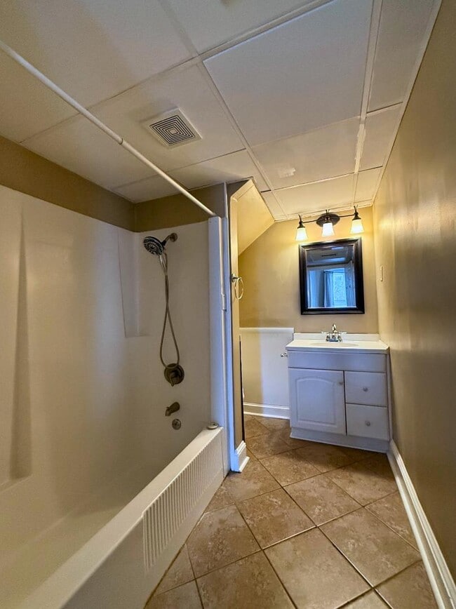 Building Photo - 327 Ash St