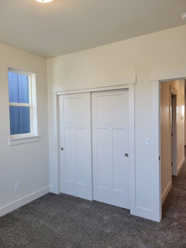 Building Photo - 3 Bed 2.5 Bath with double attached garage in Belgrade