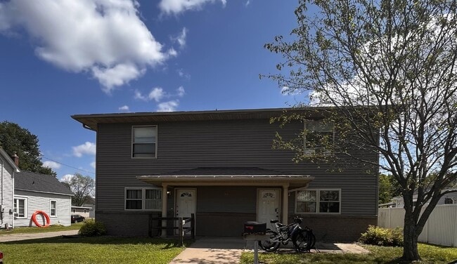 Primary Photo - 2 bed 1 bath close to UWEC just off Water ...