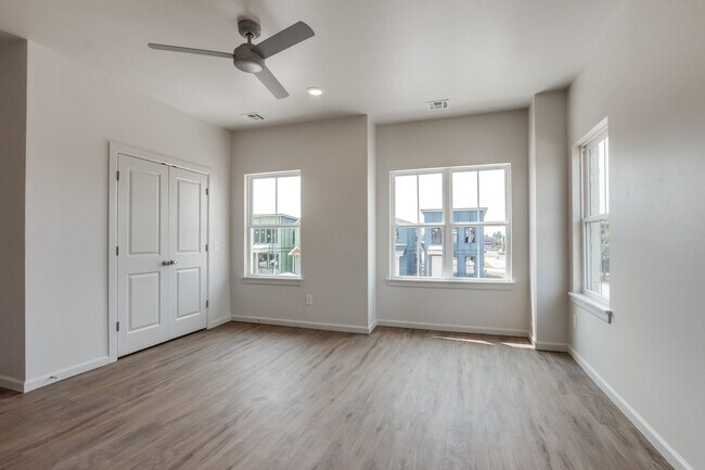 Building Photo - Urban living in Edmond