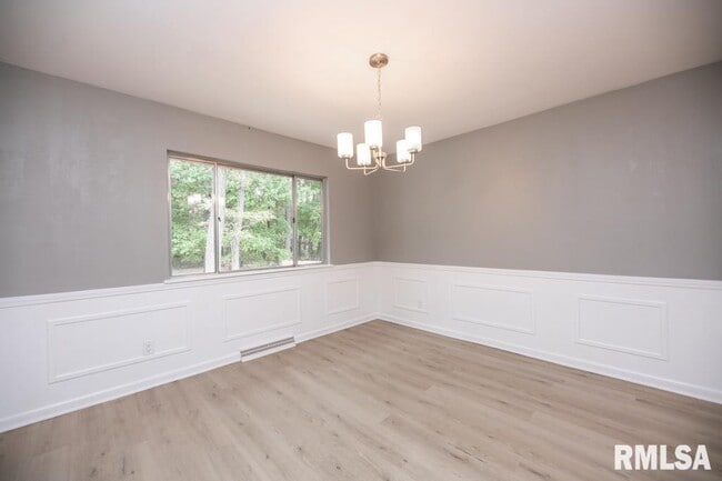 Building Photo - 9019 N Locust Ln