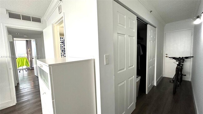 Building Photo - 7601 E Treasure Dr