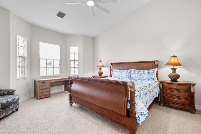 Building Photo - 3 Bed + Flex, 3 Bath 2,686 Sq Ft - Top Floor Coach Home