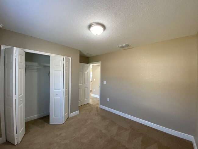 Building Photo - Desirable SW Ocala Neighborhood 3/2/2 **WON"T LAST**