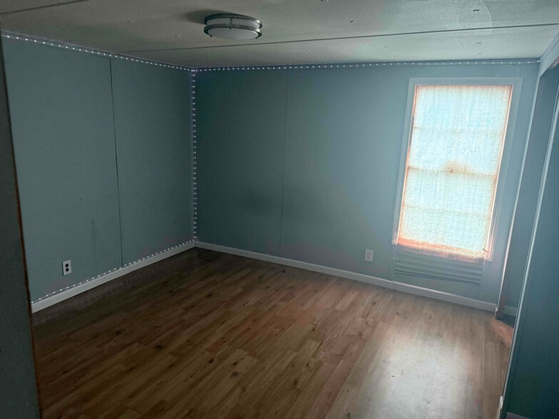 Building Photo - 519 Main St W