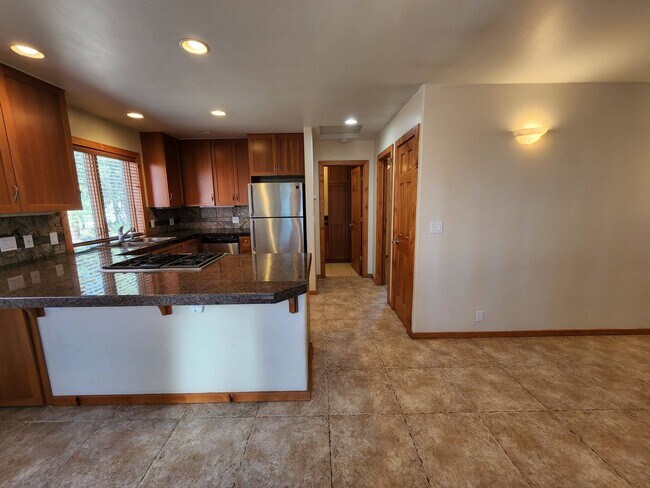 Building Photo - 252 - Yaho Duplex